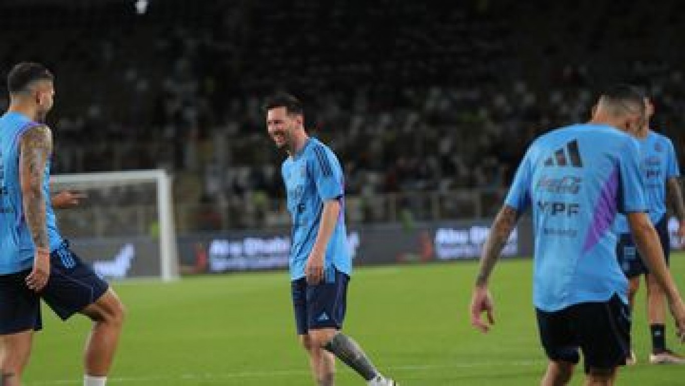 La Selección realizó un entrenamiento abierto en Abu Dhabi con Messi y otros 17 jugadores