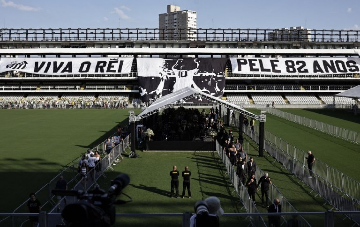 El último adiós a Pelé: el astro brasileño fue despedido por una multitud en el estadio y las calles de Santos