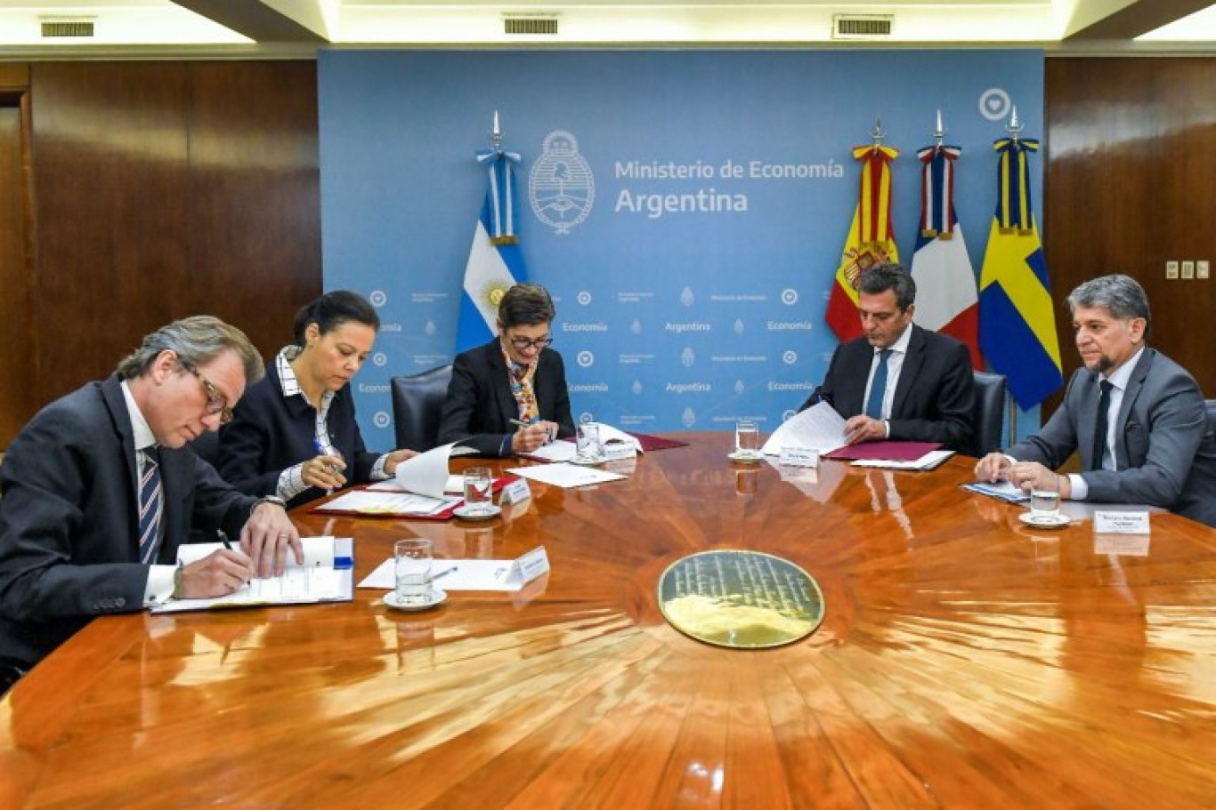 La Argentina firmó tres nuevos acuerdos con relación a la deuda con el Club de París