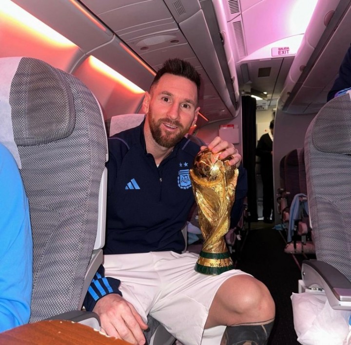 El festejo de los jugadores desde el avión que los trae de vuelta a la Argentina: "Brilla, ¿no?"