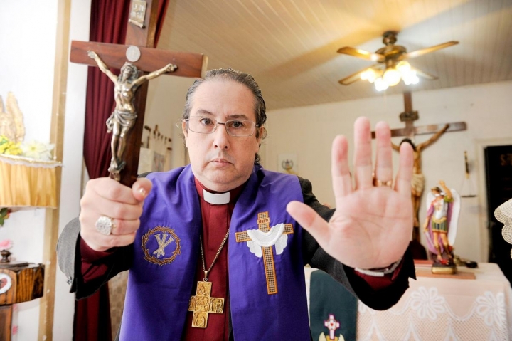 &quot;Estoy en España para inaugurar la escuela de exorcistas de Europa&quot;, Obispo Manuel Acuña.