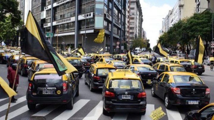 "Los taxistas hemos sido afectados por el saqueo planificado de las políticas macristas, luego la pandemia, y las multinacionales", Luis Fernández