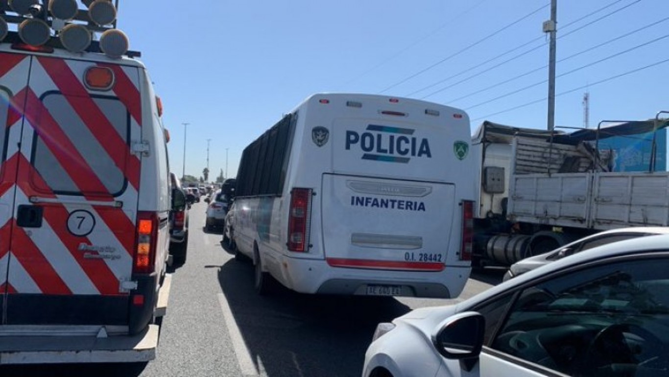 Deliverys levantaron el corte en la Autopista Buenos Aires-La Plata para negociar con Sergio Berni