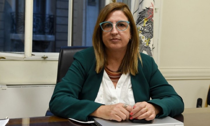 Claudia Neira: "Acuña no dialoga, quiere enfrentar a padres e hijos"