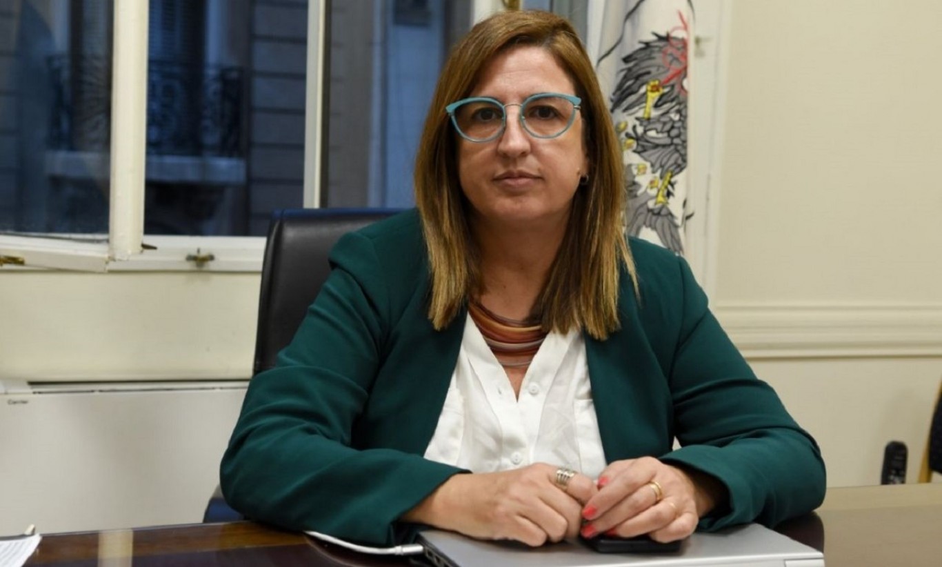 Claudia Neira: "Acuña no dialoga, quiere enfrentar a padres e hijos"