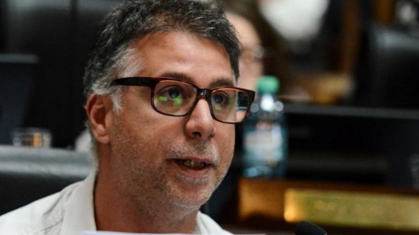 "Necesitamos 40 mil firmas para tratar y derogar la ley que permite la venta de Costa Salguero" Javier Andrade