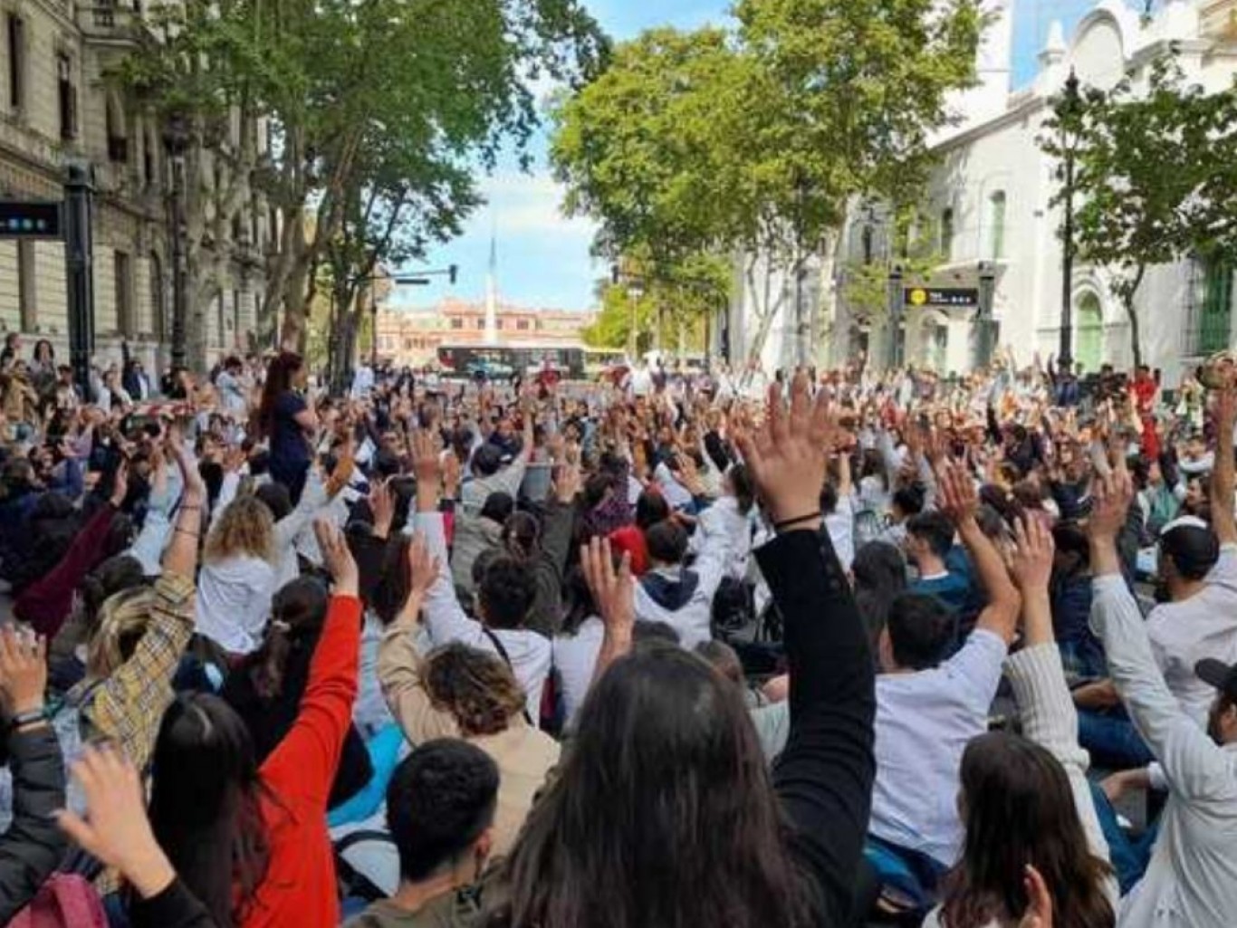 Protesta de Médicos Residentes: "Con aplausos no llenamos la heladera"