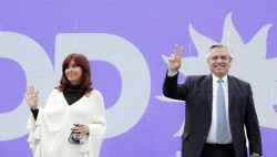 Cristina Kirchner reaparece tras la condena en un acto con Alberto Fernández