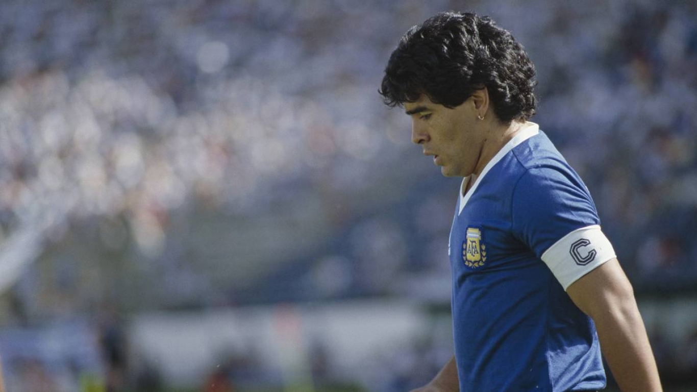 "Maradona, insoportablemente vivo"