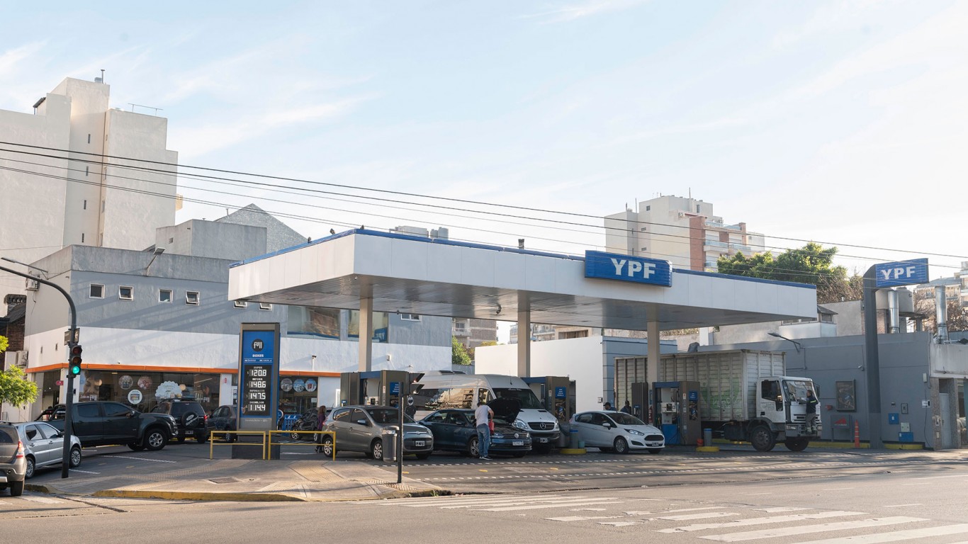 YPF aumentó un 6% promedio los combustibles: es la quinta suba del año