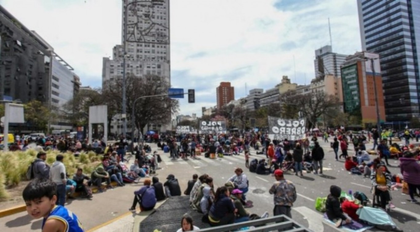 Organizaciones sociales volvieron a protestar en el centro porteño e iniciaron acampe
